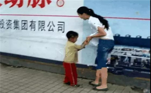 6歲乞丐街頭認出媽媽,卻被拒相認,背後真相讓