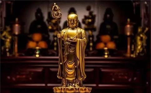 “老鬼”對“小鬼”,說:“放開她,我給她送