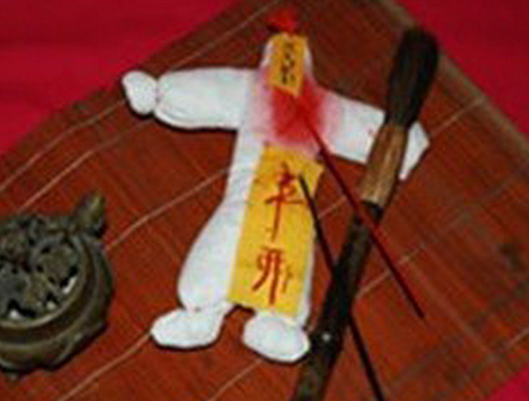 眼白的黑點是被下了降頭,需要去禮佛才能破除